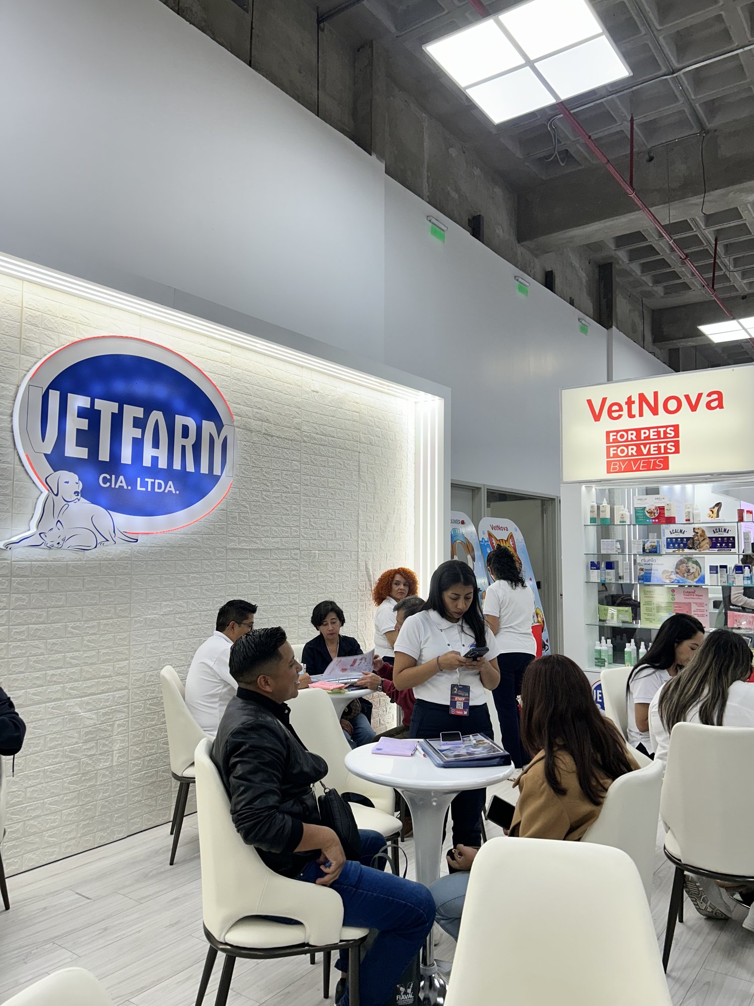 Veterinarios asistentes al stand
